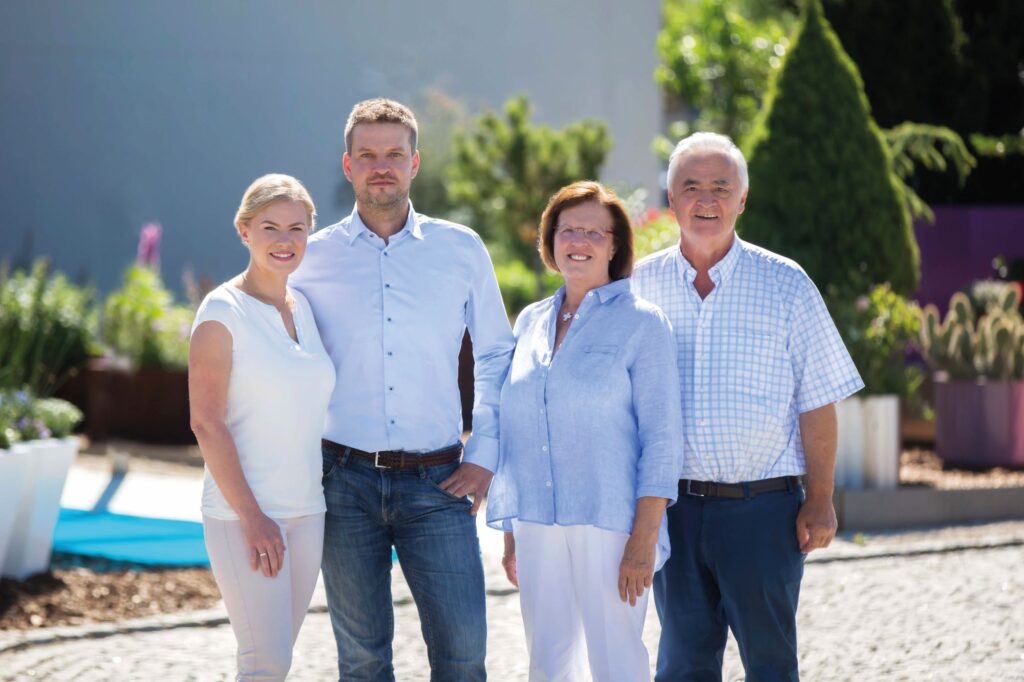 Familie Blank vor dem Firmengebäude in Westheim