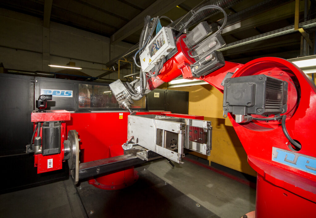 Schweißroboterzelle mit eingespannter Stahlbaugruppe